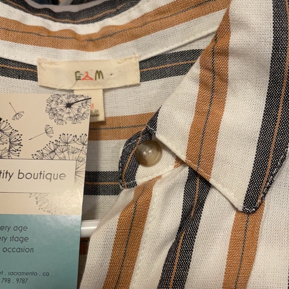 Adorable and chic pinstripe cropped shirt in grey and cream stripes. - Picture 6 of 6